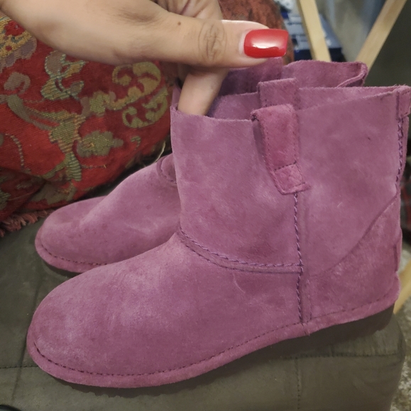 Girls purple Uggs NEVER USED! - Picture 2 of 4